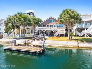 Recently Remodeled Deep-Water Canal Cottage