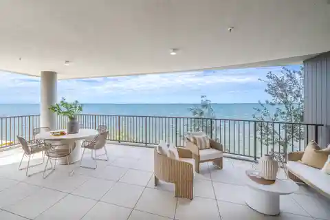 Expansive Home in Orilla