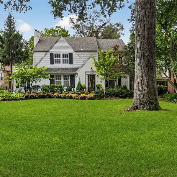 TIMELESS COLONIAL IN SAGAMORE HILLS
