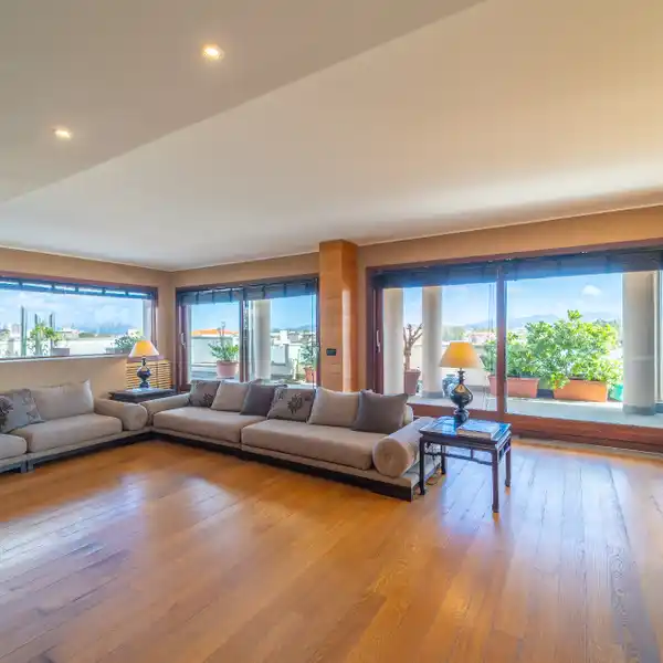 LIGHT-FILLED THREE BEDROOM APARTMENT
