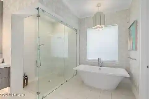 Exceptional Residence in an Exclusive Neighborhood
