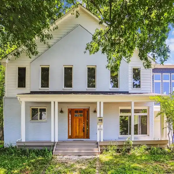 CONTEMPORARY HOME IN THE HEART OF DESIRABLE PARKWOOD