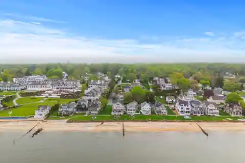 Nantucket-style Cottage in Stannard Beach