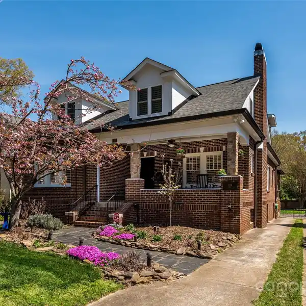 CHARMING 1930 BUNGALOW