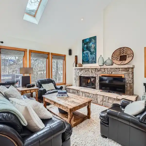 DELIGHTFUL TOWNHOME IN SERENE BOOTH CREEK