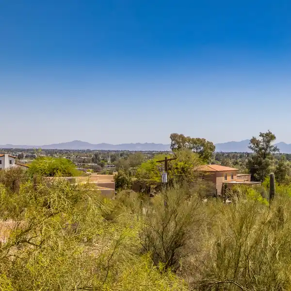 SPECTACULAR CONTEMPORARY HOME WITH PANORAMIC VIEWS