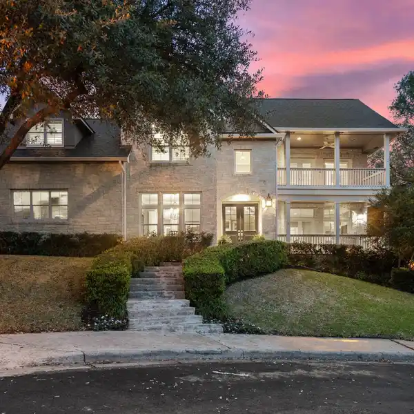 TRADITIONAL WESTLAKE LIMESTONE HOME