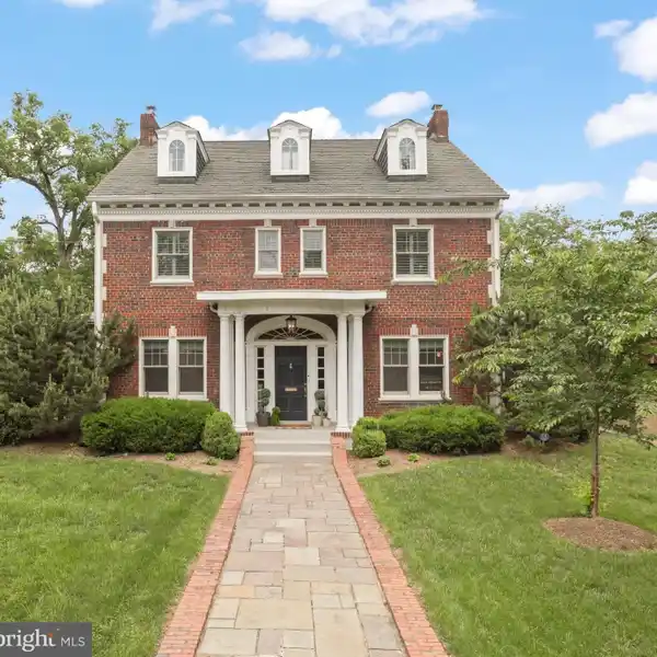 CRESTWOOD CLASSIC WITH MODERN LUXURY TOUCHES