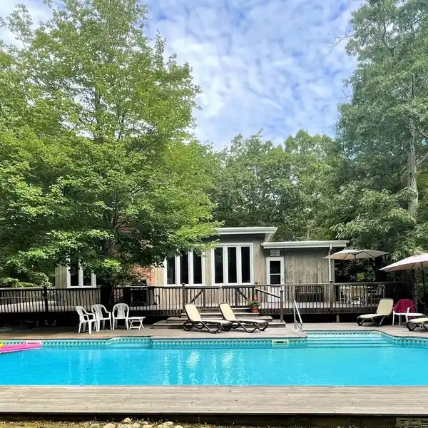 SECLUDED RETREAT CLOSE TO TOWN