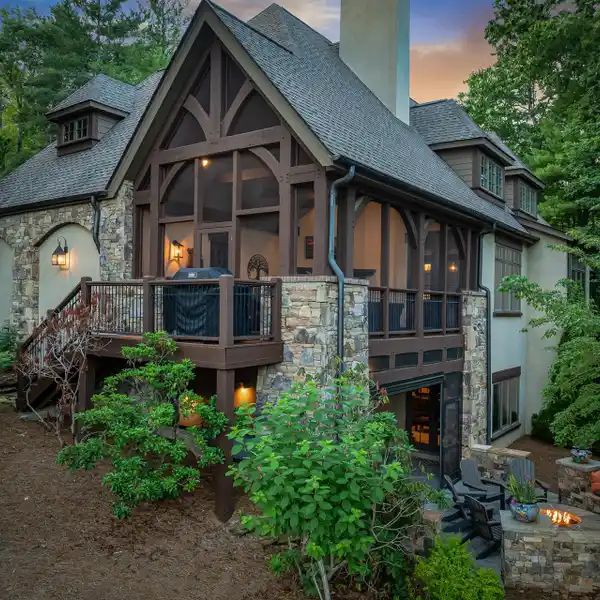 CHARMING COTTAGE IN THE CLIFFS AT WALNUT COVE