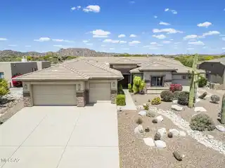 Soaring Ceilings and Seamless Indoor-outdoor Living