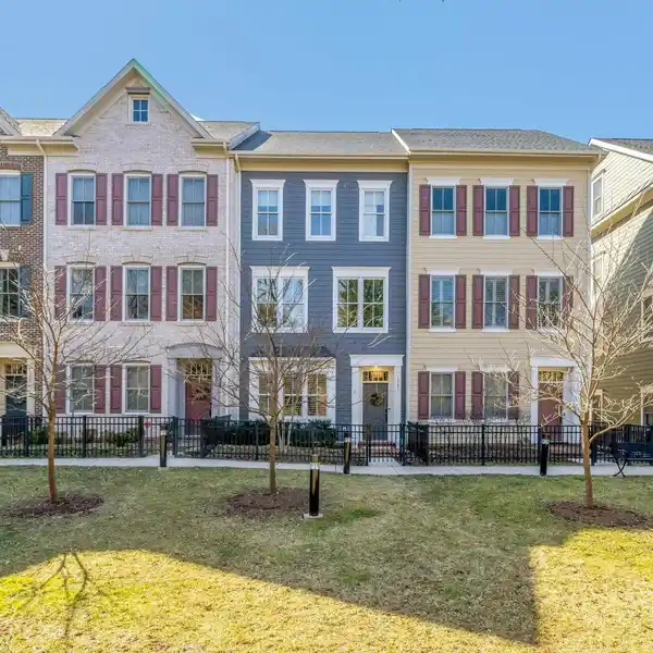 LUXURY LIVING IN OLD TOWN NORTH