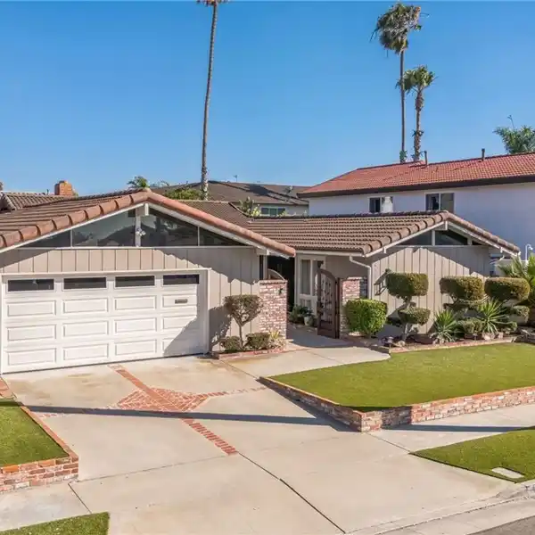 STYLISH SINGLE-LEVEL LIVING NEAR HARBOR