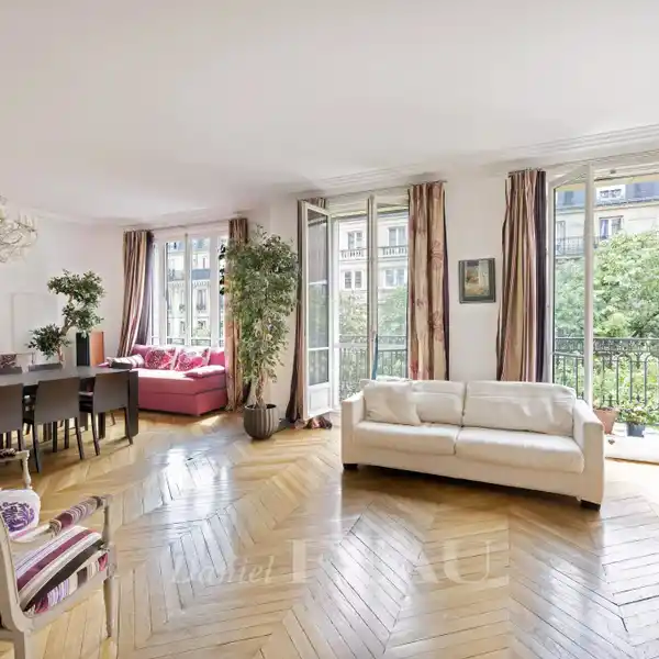 VOLUMINOUS APARTMENT IN A RENOVATED BUILDING