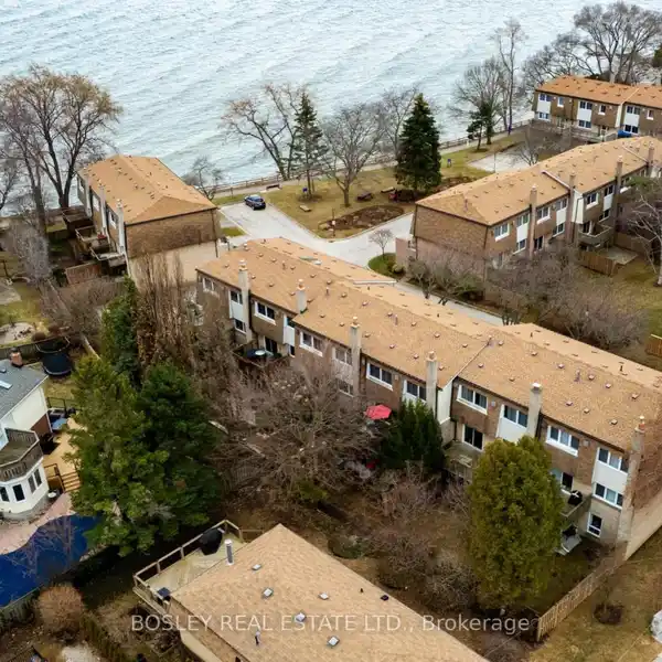 BEAUTIFUL TRANSITIONAL-STYLE LAKE VIEW TOWNHOUSE