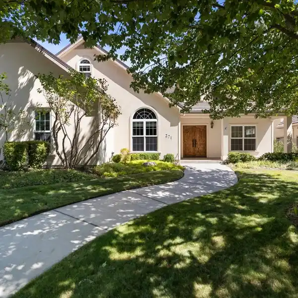 GATED RETREAT ON THE 8TH FAIRWAY