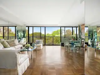 Enveloping Park Vista
