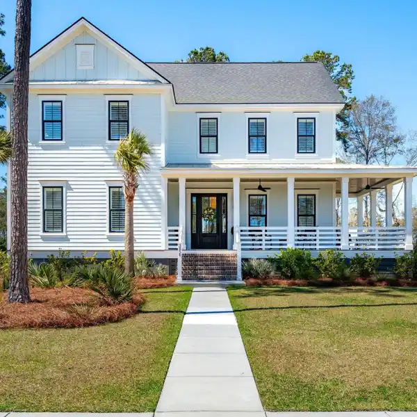 LOWCOUNTRY CHARM WITH MODERN ELEGANCE