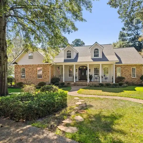 LAKESIDE LUXURY WITH SCENIC VIEWS AND BOATHOUSE ACCESS