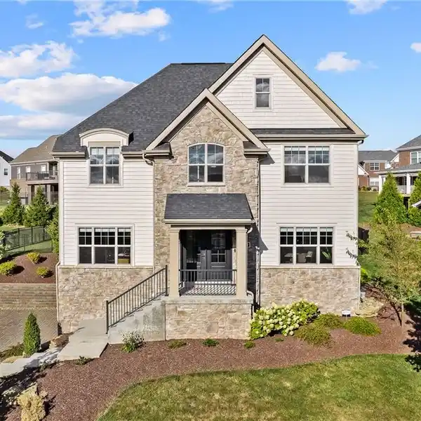 CUSTOM BEAUTY IN A GREAT LOCATION