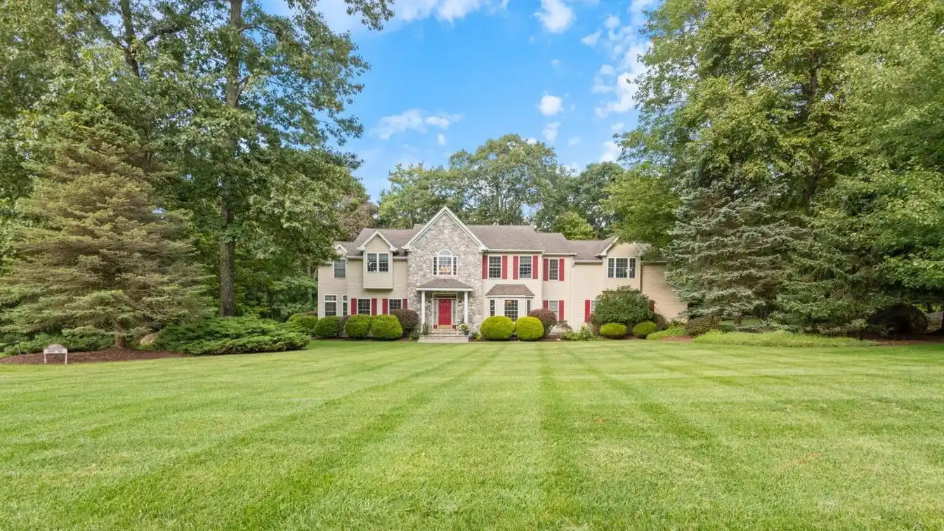 Luxurious Six Bedroom Home in a Quiet Neighborhood