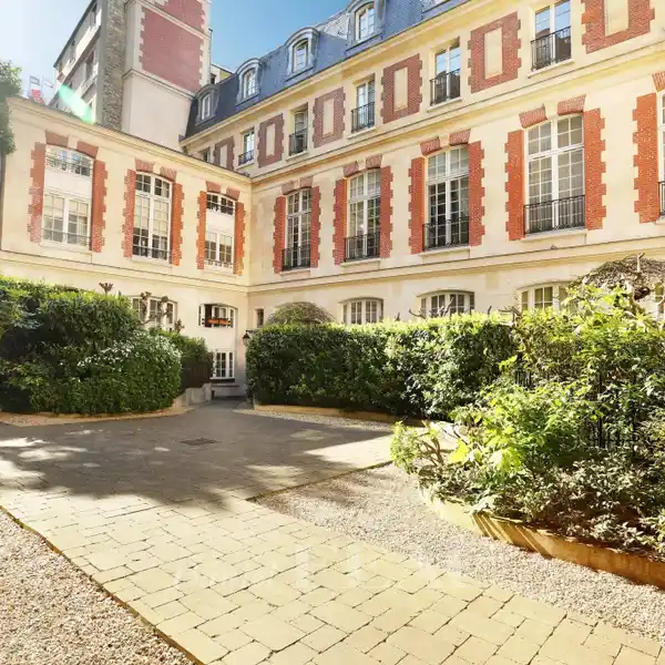 BEAUTIFUL SPLIT-LEVEL APARTMENT