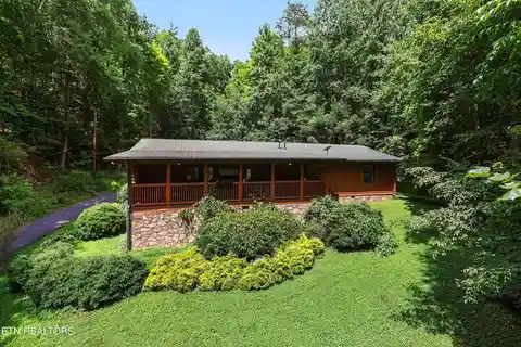 Private One-Level Cabin Near Downtown