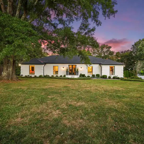 BRAND-NEW LUXURY FEEL WITH POOL AND POOL HOUSE