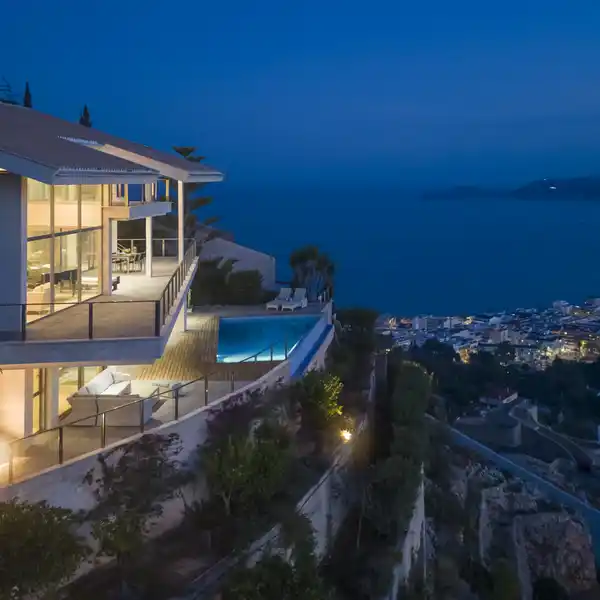 IMPRESSIVE HOME WITH AN AMAZING PANORAMA