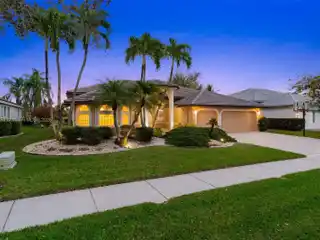 Gorgeous Waterfront Pool Home in the Heart of Coral Springs