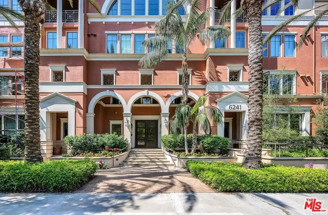 Stunning Top-floor Townhome