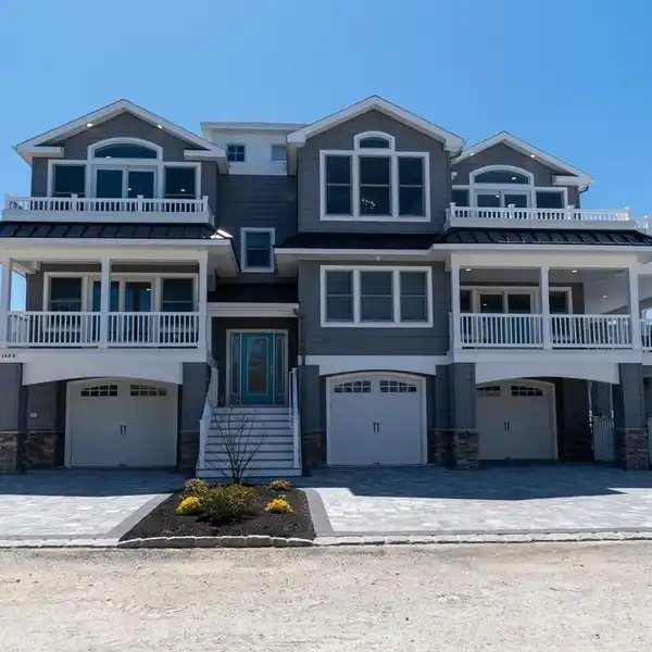 SOPHISTICATION MEETS EFFORTLESS BEACHSIDE LIVING