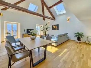 Bright Contemporary Home in Exclusive Setting