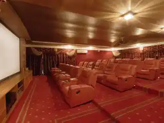 Jozi Mansion with Private Cinema & Grandeur