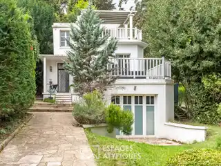 Lovely Art Deco Home with Outbuilding