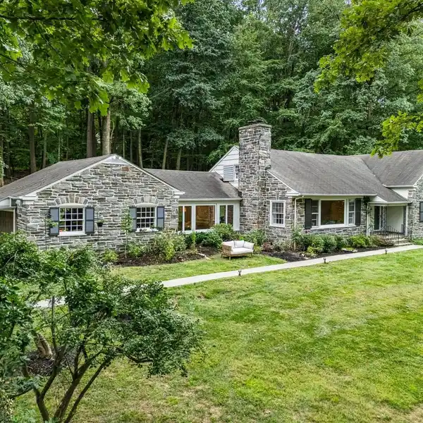 PRIVATE FAMILY OASIS ON THE PRESTIGIOUS PUGH ROAD