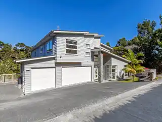 Expansive and Refined Living in Central Greenhithe