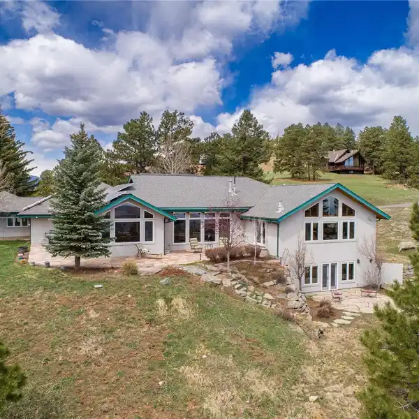 MODERN COMFORT WITH FOOTHILLS SERENITY