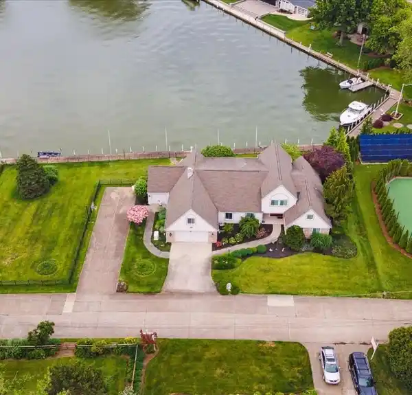 LUXURY LAKEFRONT RETREAT
