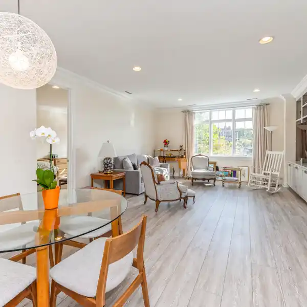 BEAUTIFULLY REFRESHED CONDO IN CHRISTIE PLACE