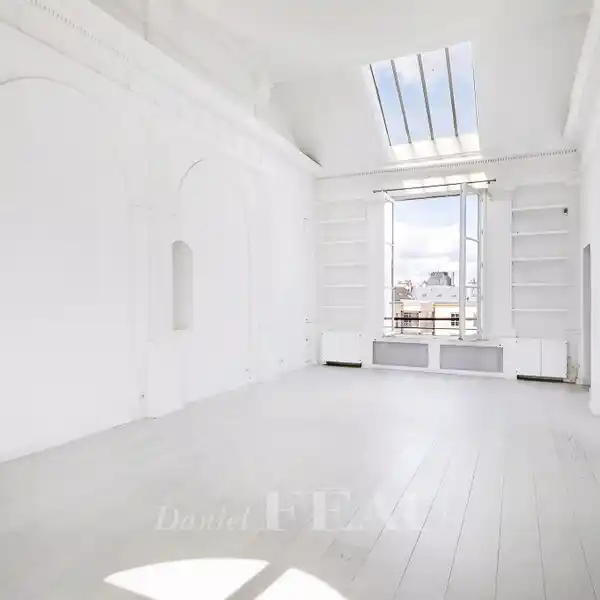 TOP-FLOOR APARTMENT OVERLOOKING GARDEN