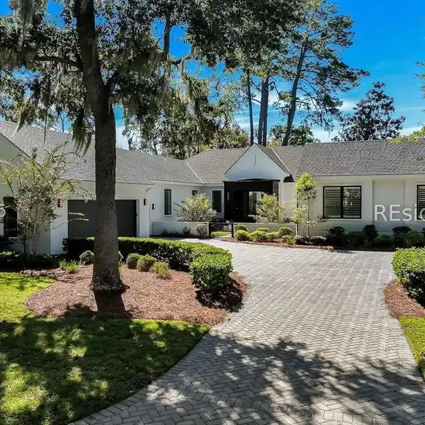 MODERN LAKESIDE LIVING: 3 BEDROOMS, FLEX ROOM, DESIGNER KITCHEN & YEAR-ROUND LANAI