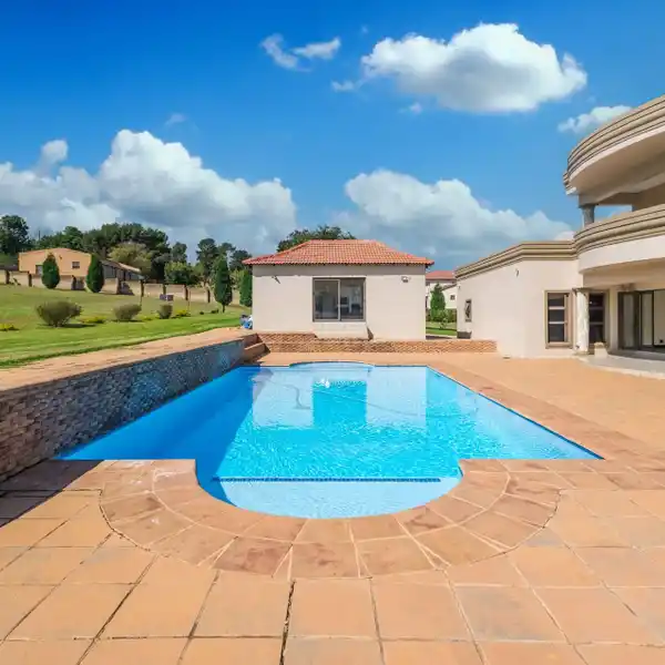 LUXURIOUS COUNTRYSIDE LIVING