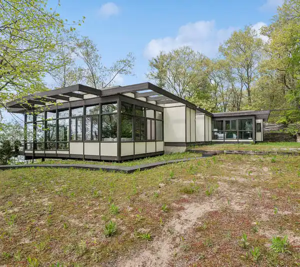 MODERNIST LAKE MICHIGAN RETREAT WITH PANORAMIC VIEWS