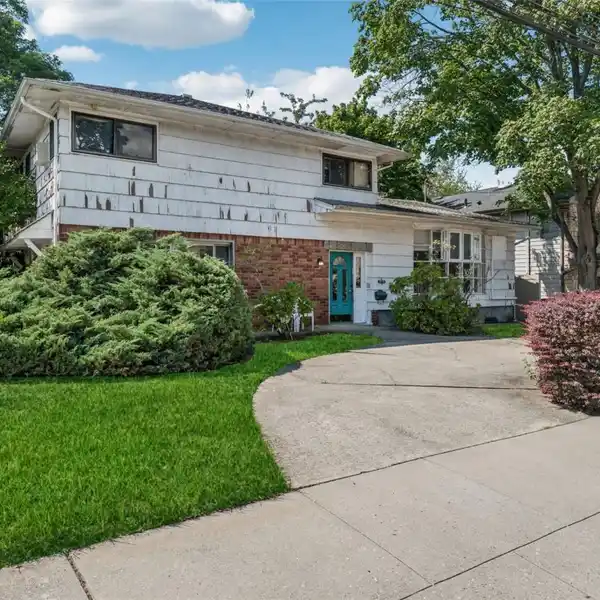 EXTRA LARGE SPLIT LEVEL HOME