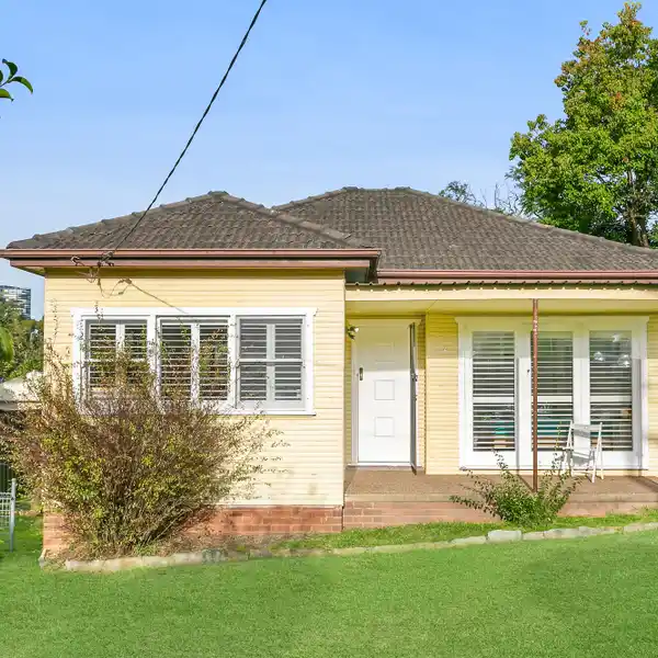 MODERN LIVING NEAR MACQUARIE METRO