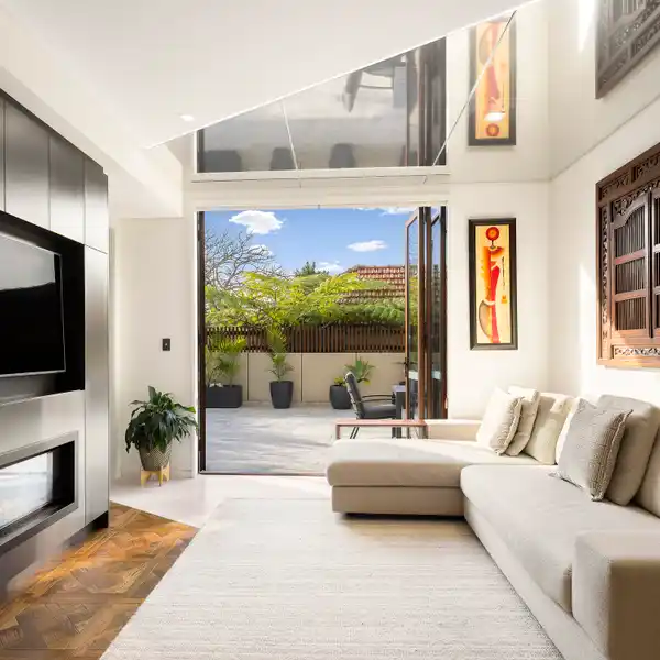 LUXURIOUS COURTYARD APARTMENT IN A BOUTIQUE BUILDING