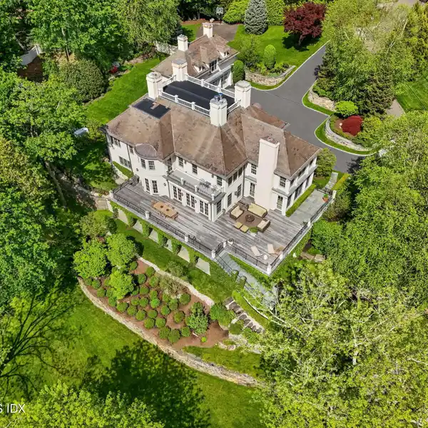 DISTINGUISHED HOME IN A GRACEFUL SETTING