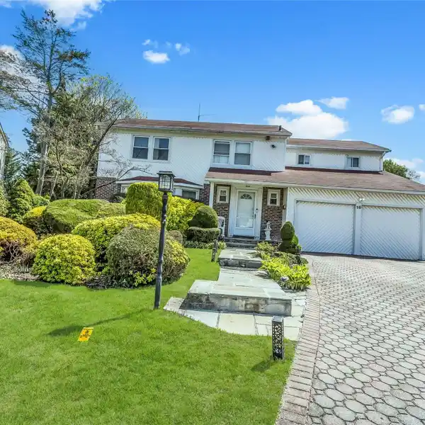 EXQUISITE COLONIAL HOME IN MANHASSET HILLS