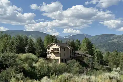 Peaceful Setting at the Top of Singletree